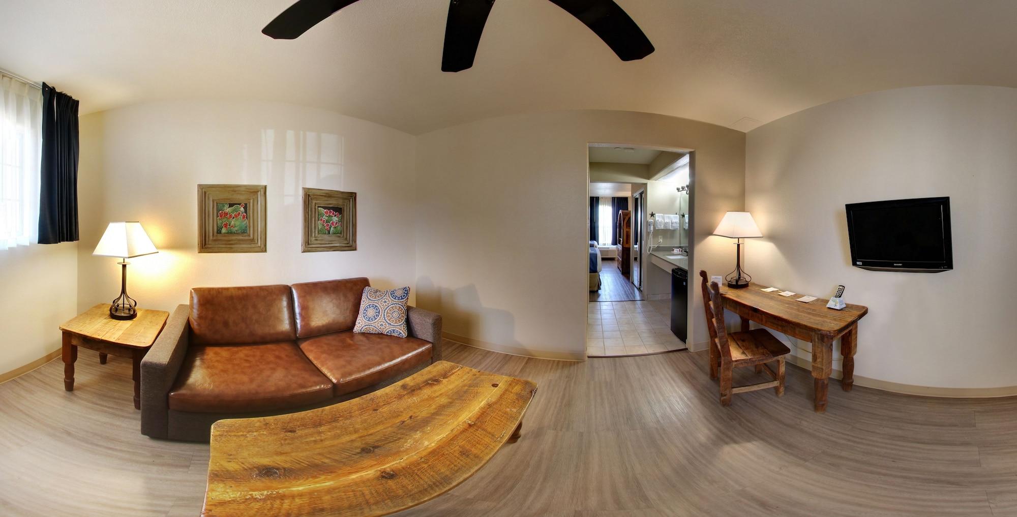 Days Inn & Suites By Wyndham Llano Exterior photo
