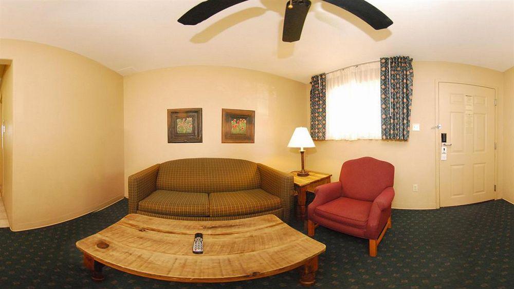 Days Inn & Suites By Wyndham Llano Exterior photo